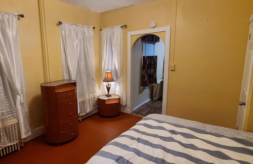 Trenton Apartamento | Welcoming home like apartment, safe and quiet neighborhood. Full kitchen setup.