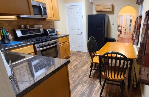 Trenton Apartamento | Welcoming home like apartment, safe and quiet neighborhood. Full kitchen setup.