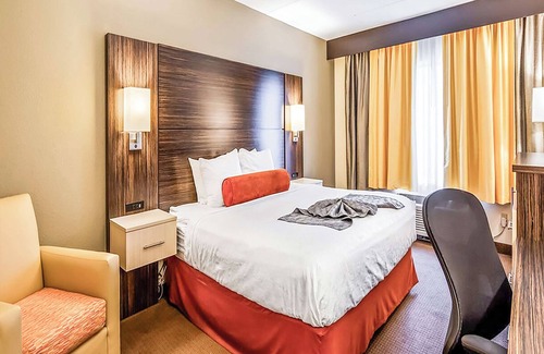 Orlando Hotel | Welcoming Hotel Room w/ Outdoor Pool - Near Universal Studios Fun