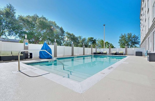 Orlando Hotel | Welcoming Hotel Room w/ Outdoor Pool - Near Universal Studios Fun