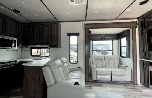 Cotulla Casa | Welcoming RV with AC in Cotulla Located at Cowboy’s RV Park on a spacious lot.