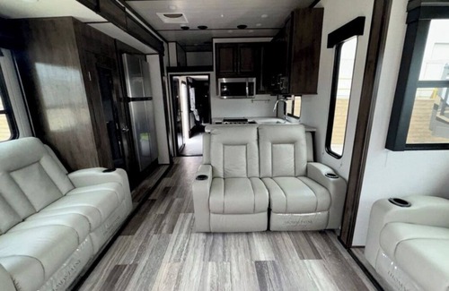 Cotulla Casa | Welcoming RV with AC in Cotulla Located at Cowboy’s RV Park on a spacious lot.