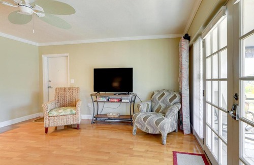 Gulf Gate Estates Apartamento | Welcoming Sarasota Vacation Rental with Pool!