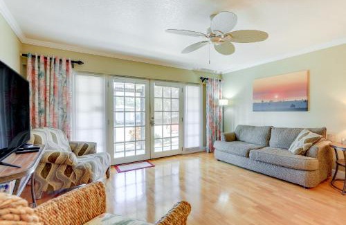 Gulf Gate Estates Apartamento | Welcoming Sarasota Vacation Rental with Pool!