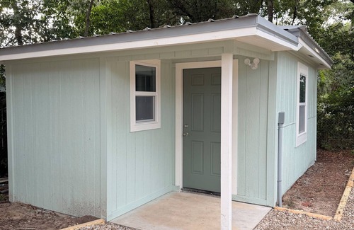 Warrington Apartamento | Welcoming studio with AC near Downtown and NAS.