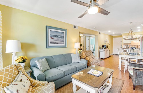 Isle of Palms Villa | Villa renovada con piscina comunitaria, vista al mar frente a la playa.