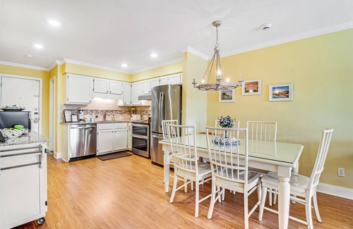 Isle of Palms Villa | Villa renovada con piscina comunitaria, vista al mar frente a la playa.