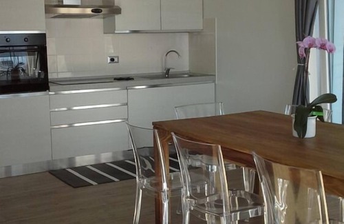 Trarego Viggiona Apartamento | Mantenido apartamento de 4 habitaciones con impresionantes vistas al lago y piscina climatizada con energía solar