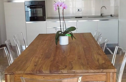 Trarego Viggiona Apartamento | Mantenido apartamento de 4 habitaciones con impresionantes vistas al lago y piscina climatizada con energía solar