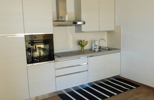 Trarego Viggiona Apartamento | Mantenido apartamento de 4 habitaciones con impresionantes vistas al lago y piscina climatizada con energía solar