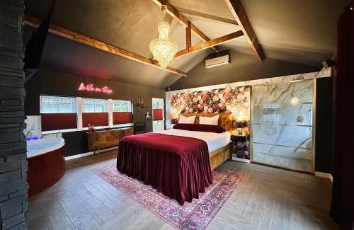 Municipality of Horst aan de Maas Cabina | Wellness Tuin - Boudoir Suite - Ultieme Partner Beleving met Jacuzzi en Openhaard en privé Sauna in Romantische stijl