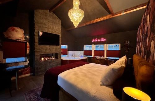 Municipality of Horst aan de Maas Cabina | Wellness Tuin - Boudoir Suite - Ultieme Partner Beleving met Jacuzzi en Openhaard en privé Sauna in Romantische stijl