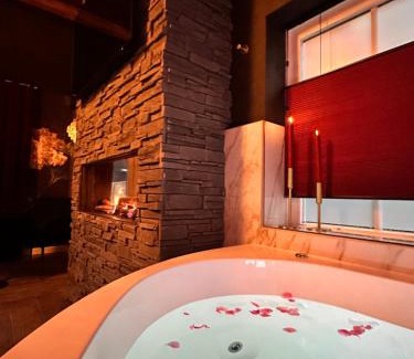 Municipality of Horst aan de Maas Cabina | Wellness Tuin - Boudoir Suite - Ultieme Partner Beleving met Jacuzzi en Openhaard en privé Sauna in Romantische stijl