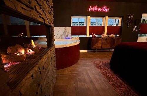 Municipality of Horst aan de Maas Cabina | Wellness Tuin - Boudoir Suite - Ultieme Partner Beleving met Jacuzzi en Openhaard en privé Sauna in Romantische stijl