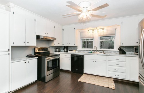 Asheville Cabaña | West Asheville Bungalow - Close to Biltmore/LexAve