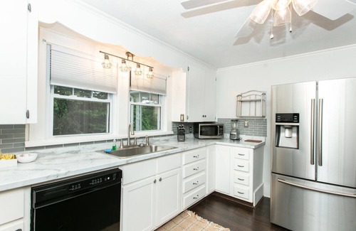 Asheville Cabaña | West Asheville Bungalow - Close to Biltmore/LexAve