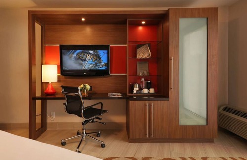 Los Angeles Hotel | West Coast King Room at Hotel Angeleno! | Pool, Gym, Near Santa Monica Beaches!