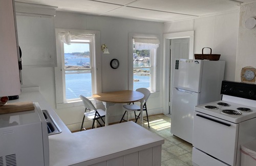 Stonington Casa | West Harbor Nest- Oceanfront Apartment