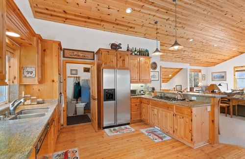 McKinney Estates Cabina | West Shore's Secret - Newer Build; Spacious Family Home - "Cascade Woods"
