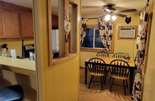 Shingletown Alquiler De RV | Western Cabin at Bigfoot Lodging Lassen