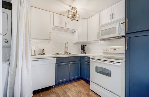 Cimarron Hills Apartamento | Western Peak Pad - Cozy 2-BR w/Views, King Bed & Pet-Friendly Yard