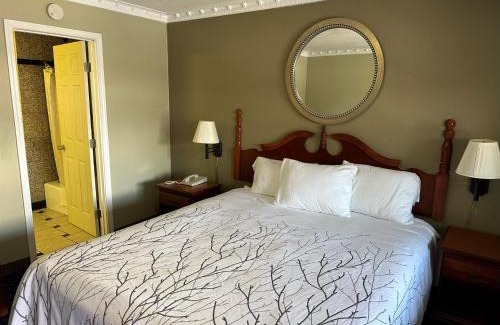 Willits Hotel | Western Village Inn-NEWLY RENOVATED