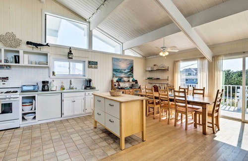 West Hampton Dunes Casa | ¡NUEVO! Westhampton Beach Home w / cubierta + vistas al mar!