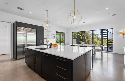 Westlake Highlands Apartamento | Westlake /15 Min to DT/Pool/Hot Tub/Views!!