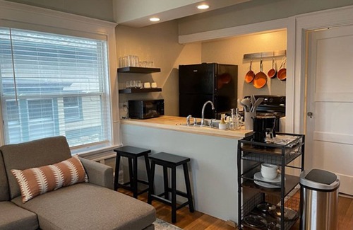 Westport Apartamento | Westport/Mid City 2 bed 1 bath haven with lots of natural light