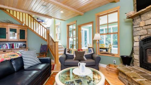 Lagoon Point Casa | Westside Waterfront View Home - AvantStay Hot tub