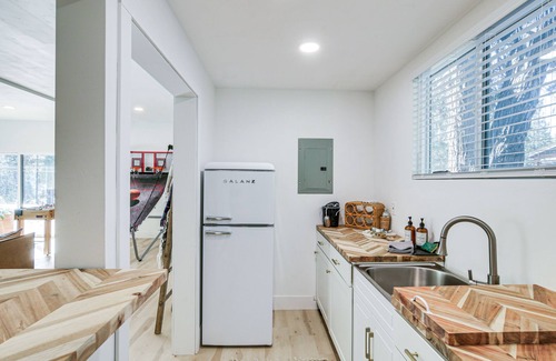 Peninsula Village Cabina | Westwood Cabin: Lake Almanor Across the Street!