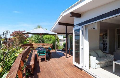 Wharewaka Casa | Wharewaka Hideaway - Wharewaka Holiday Home
