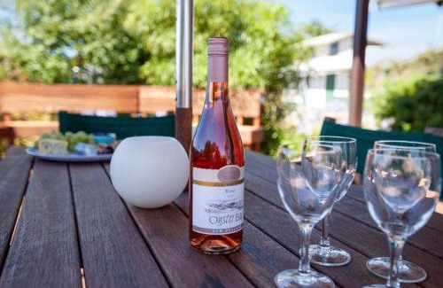 Wharewaka Casa | Wharewaka Hideaway - Wharewaka Holiday Home