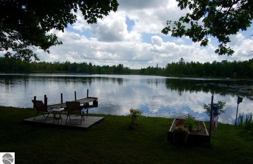 Kalkaska Cabina | WHEELER LAKE HOUSE (Kalkaska, MI): Capacidad para 7 personas, 3 botes incluidos, Lago tranquilo