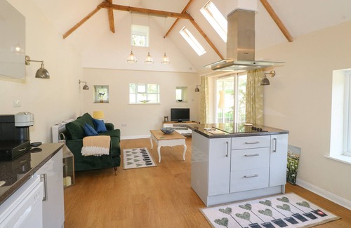 Corby Glen Cabaña | WHEELWRIGHTS COTTAGE, romantic, with pool in Corby Glen