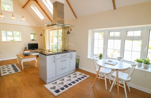 Corby Glen Cabaña | WHEELWRIGHTS COTTAGE, romantic, with pool in Corby Glen