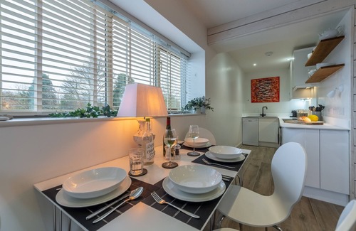 Aldborough Apartamento | Una fabulosa conversión de granero bijou, llena de carácter con techos con vigas