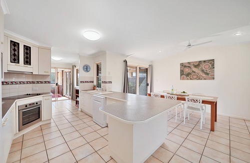 Bargara Apartamento | Where relaxation meets convenience in this spacious holiday house