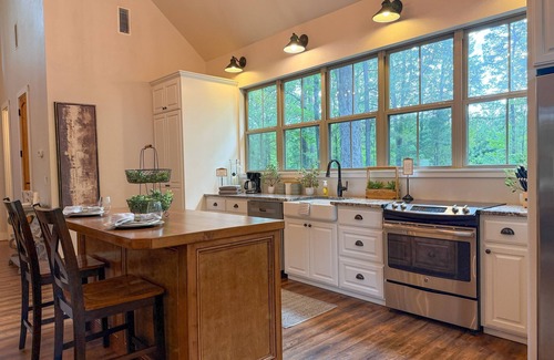 Smithville Cabina | Where Romance Meets the Mountains + Hot Tub + Outdoor Shower