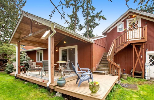 Langley Casa | Whidbey Retreat with firepit, fenced yard, al fresco dining, & WiFi