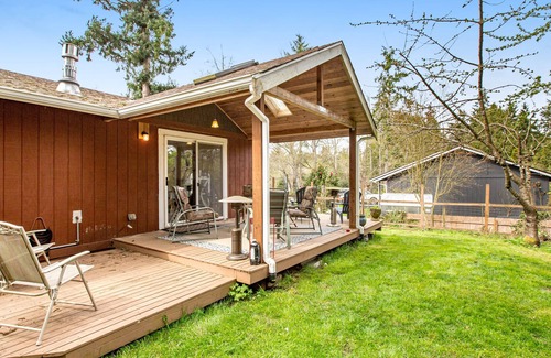 Langley Casa | Whidbey Retreat with firepit, fenced yard, al fresco dining, & WiFi
