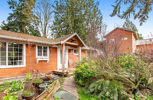 Langley Casa | Whidbey Retreat with firepit, fenced yard, al fresco dining, & WiFi