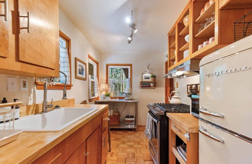 Pine Cove Cabina | Whimsical Cabin *Spa, Fireplace, Pet Friendly*