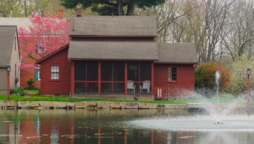 Dundee Casa | Whimsical Cottage w/Pond View