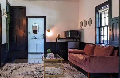 Dundee Casa | Whimsical Cottage w/Pond View