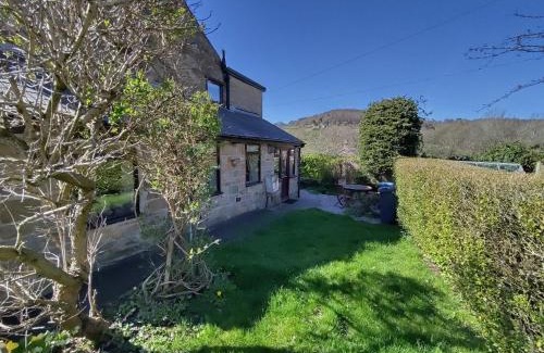 Tansley Casa | Whimsy by the Peaks - dogs stay free, private parking, fenced garden, pub
