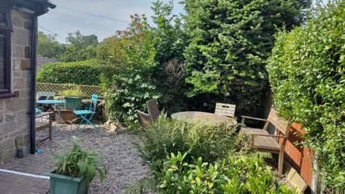 Tansley Casa | Whimsy by the Peaks - dogs stay free, private parking, fenced garden, pub