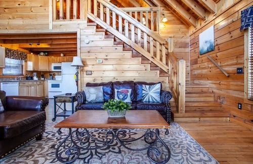 Gatlinburg Cabina | Whisk-A-Way - Hot Tub, Pool Table & Jacuzzi!