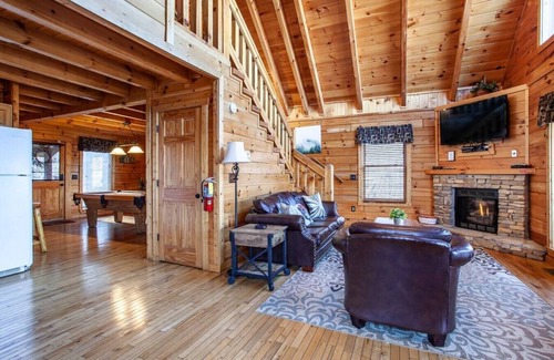 Gatlinburg Cabina | Whisk-A-Way - Hot Tub, Pool Table & Jacuzzi!