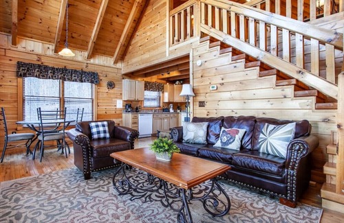 Gatlinburg Cabina | Whisk-A-Way - Hot Tub, Pool Table & Jacuzzi!